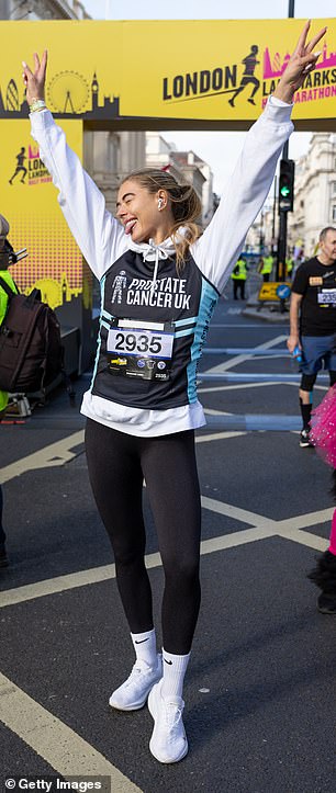 The Love Island star looked incredible in her gym attire as she posed with her arms in the air before the race kicked off