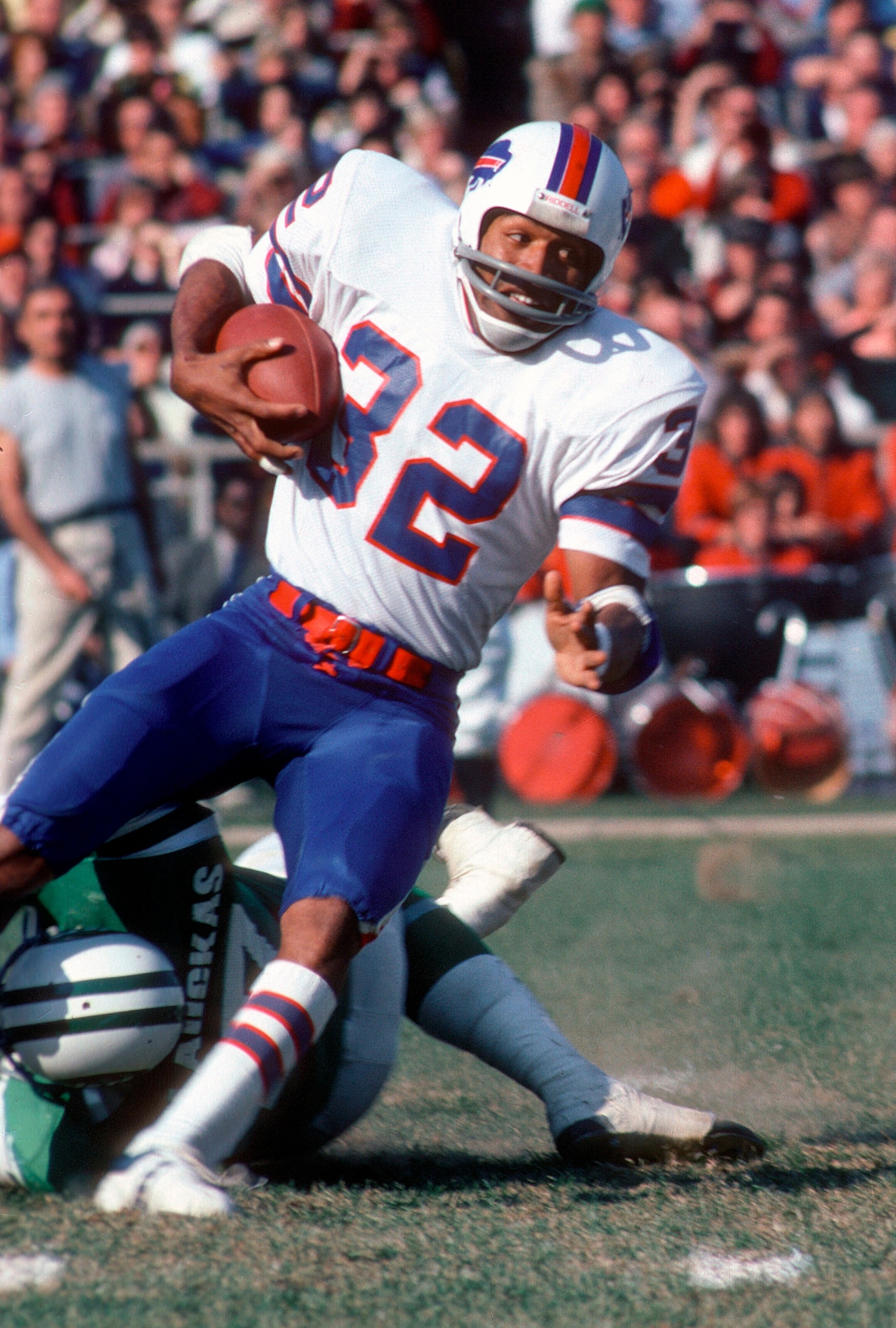 PHOTO:  In this Oct. 10, 1976 file photo running back O.J. Simpson #32 of the Buffalo Bills carries the ball against the New York Jets during an NFL football game  at Shea Stadium in the Queens borough of New York City. 