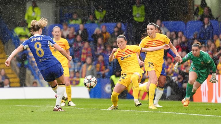 Melanie Leupolz crashes a shot against the Barcelona crossbar