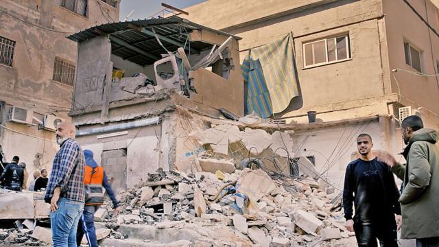 Palestinos frente a las ruinas de una casa en Tulkarem.