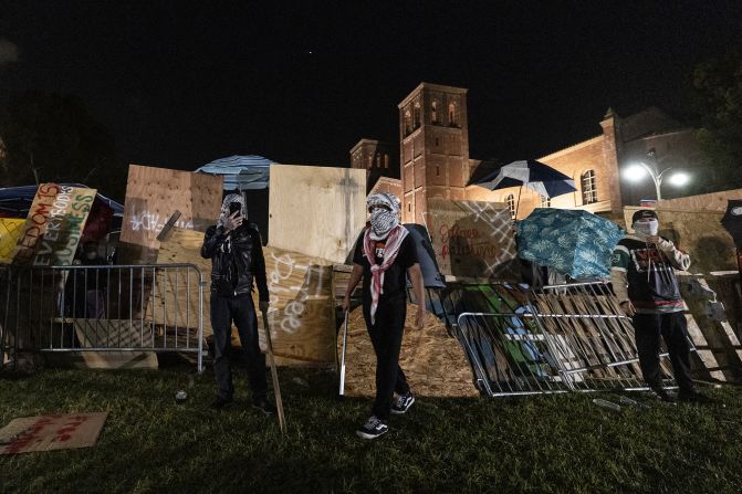 Professional-Palestinian demonstrators rebuild a barricade round an encampment at UCLA on Could 1. Earlier than police had been deployed to campus, pro-Palestinian protesters and Israel supporters <a href=