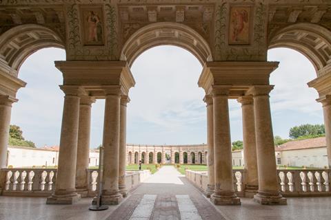 Palazzo_Te_-_Veduta_del_giardino_interno