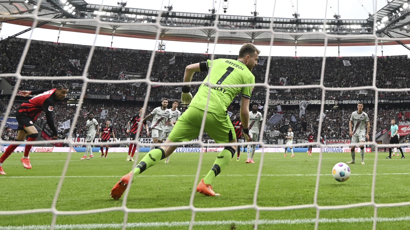 Bayer Leverkusen's Lukáš Hrádecký sets record for foreign goalkeeper with 292 Bundesliga appearances