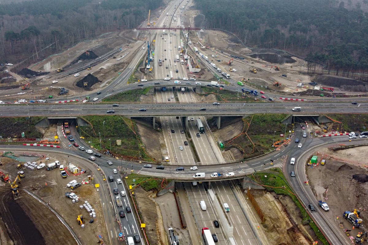 M25 closure – live: Motorway shuts as drivers warned of delays and 19-mile diversion