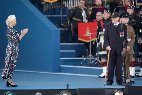  Andrew Matthews/PA Media Dame Helen Mirren introduces D-Day veteran Roy Hayward