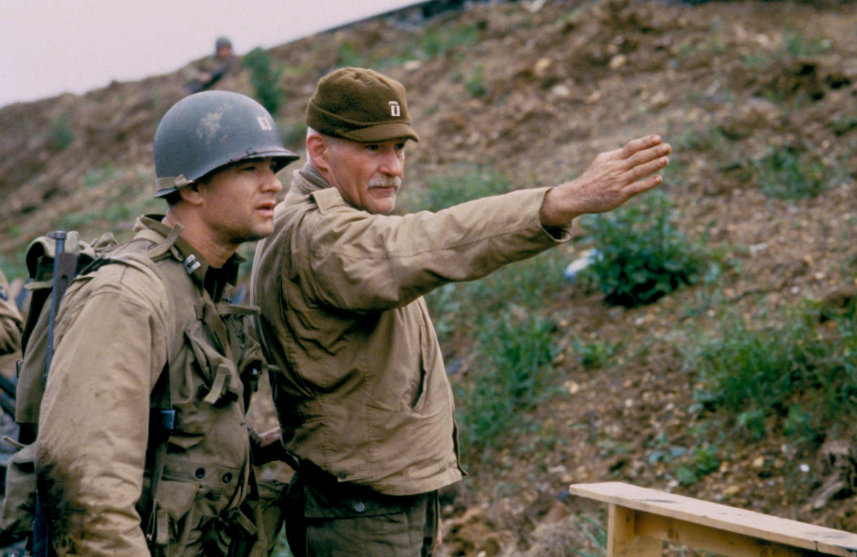 TOM HANKS O/S 'SAVING PRIVATE RYAN (1998)' WITH CAPTAIN DALE DYE THKS 011