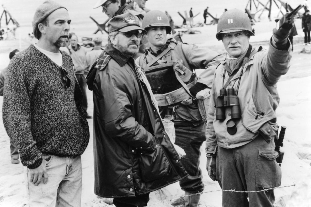 On the set, Steven Spielberg, Tom Hanks and Dale Dye / Saving Private Ryan / 1998 directed by Steven Spielberg [Dreamworks LLC /Paramount Pictures]