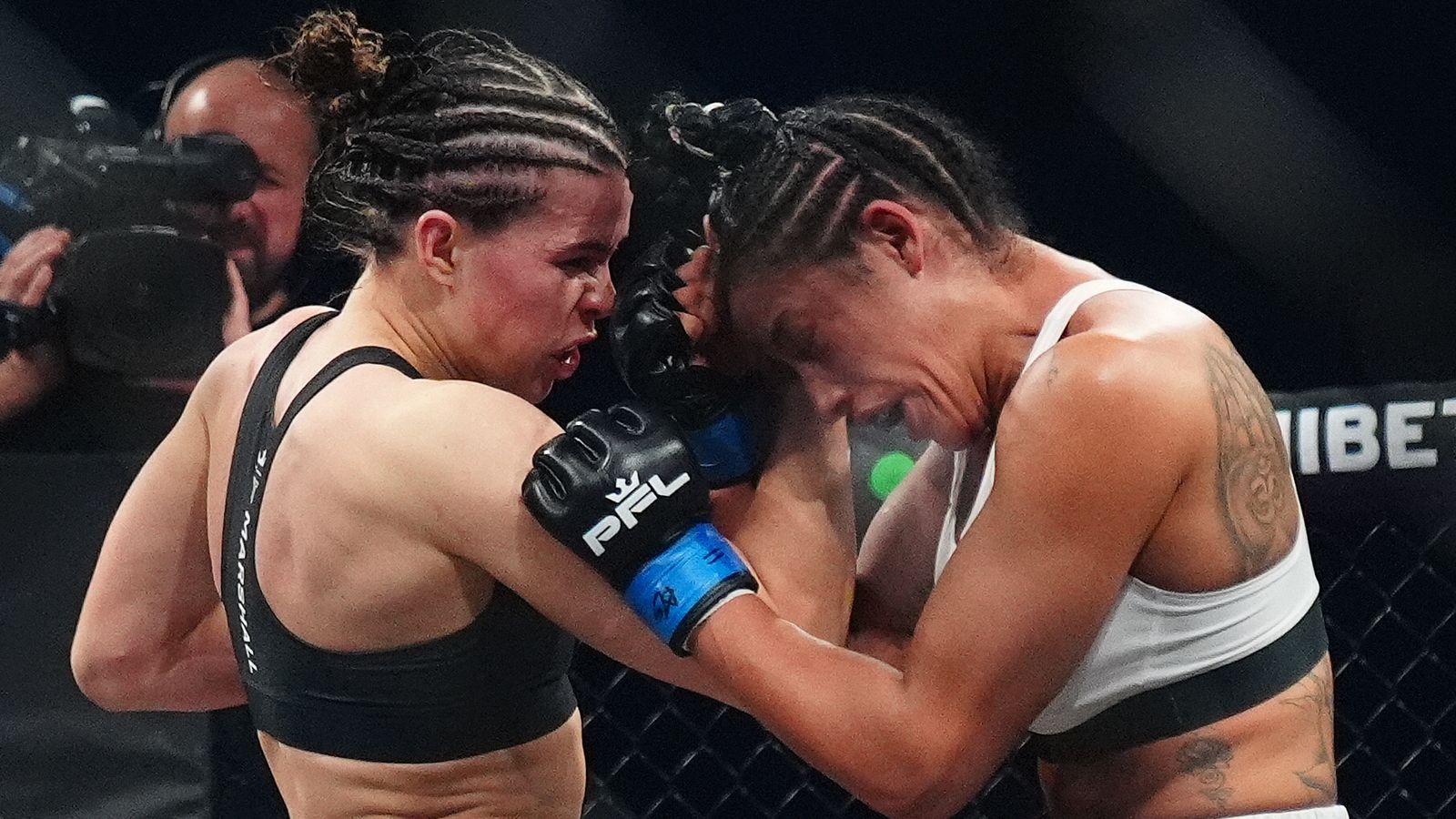 Savannah Marshall demonstrated her elite power to stop Mirela Vargas in the opening round