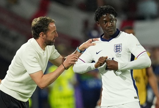 England manager Gareth Southgate speaks to Kobbie Mainoo on the touchline during the UEFA Euro 2024 Group C match