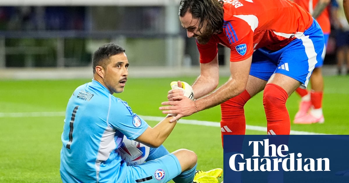 Claudio Bravo saves Chile in bruising Peru draw at Copa América | Copa América