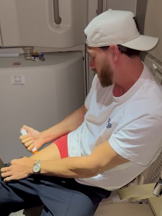 Jack Fowler administers his adrenaline pen (Epi Pen) on the flight. Pic: Jack Fowler/Instagram