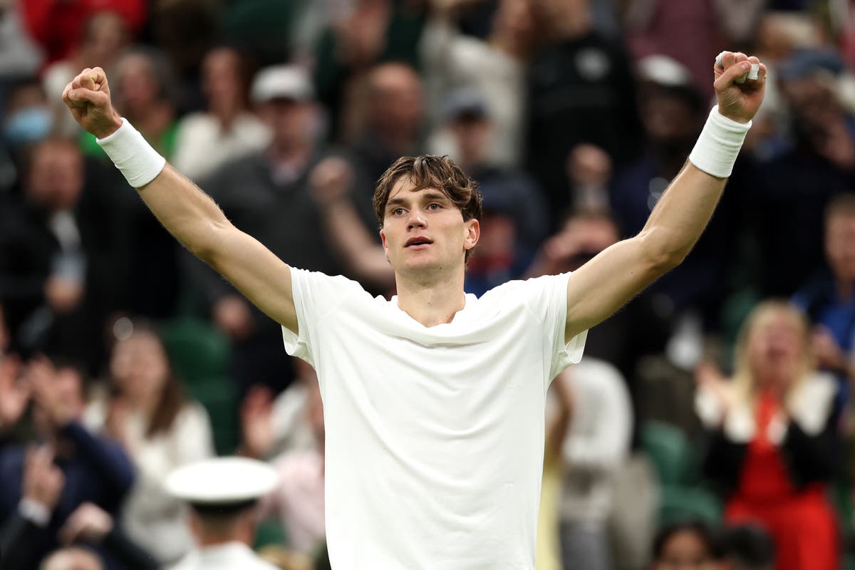 Jack Draper steps into the Wimbledon void as Andy Murray departs centre stage