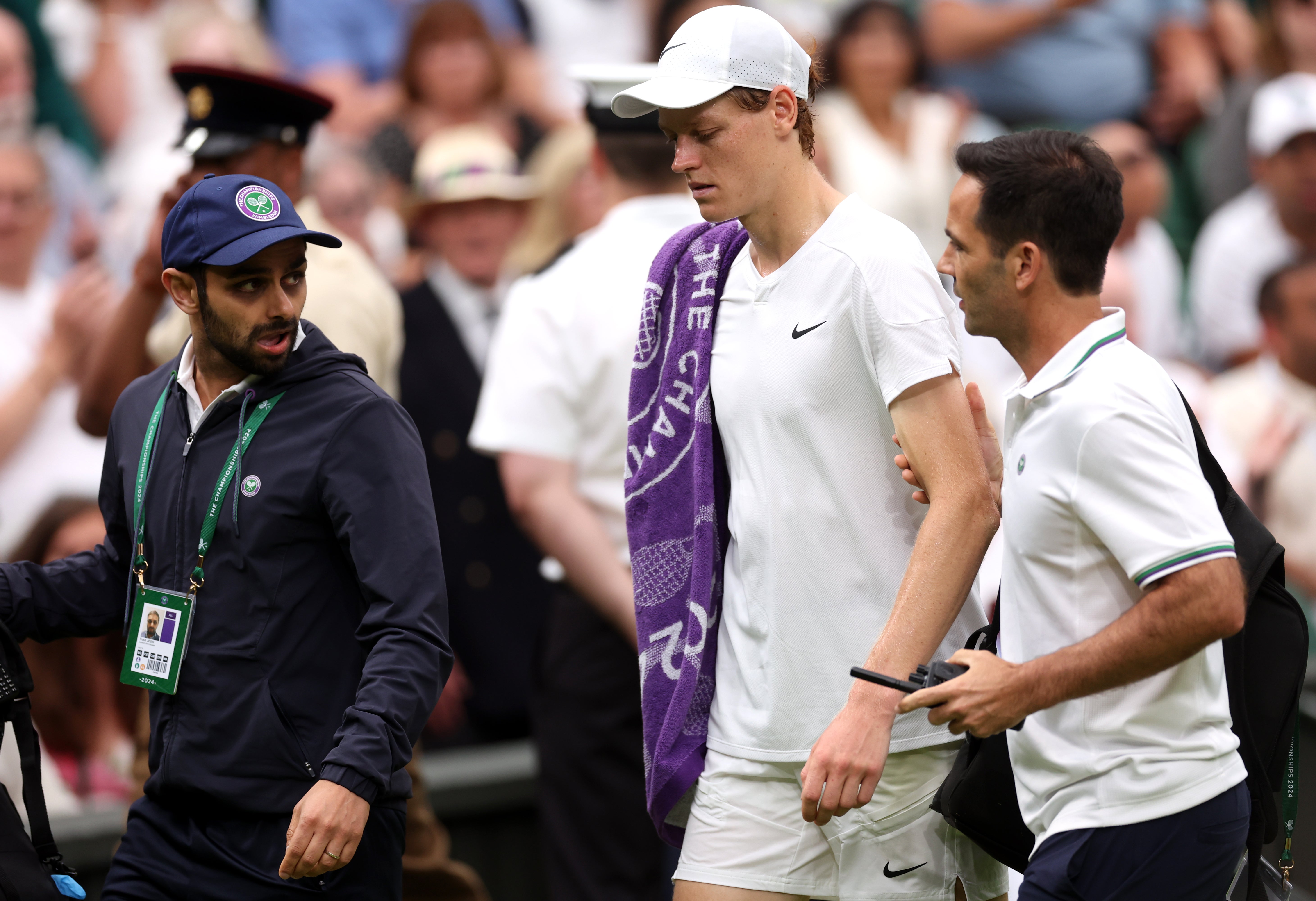 Sinner left the court for more than 10 minutes at the start of the third set