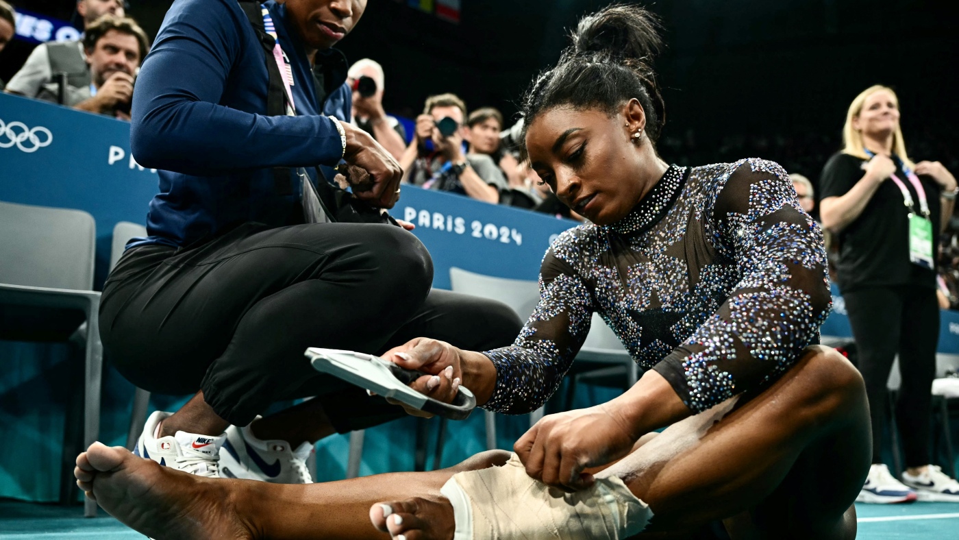 Simone Biles hurts her leg in Paris Olympic gymnastics qualifying : NPR