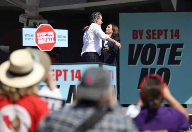 SAN LEANDRO, CALIFORNIA - SEPTEMBER 08: California Gov. Gavin Newsom (L) and U.S. Vice President Kamala Harris (R) greet supporters during a No on the Recall campaign event at IBEW-NECA Joint Apprenticeship Training Center on September 08, 2021 in San Leandro, California. With six days to go until the California recall election, Gov. Gavin Newsom was joined by U.S. Vice President Kamala Harris as he continues to campaign throughout the state. (Photo by Justin Sullivan/Getty Images)