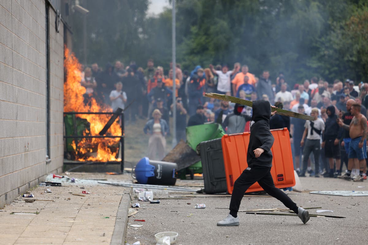 UK riots live: Far-right torch Rotherham Holiday Inn migrant hotel as Starmer warns thugs will regret violence