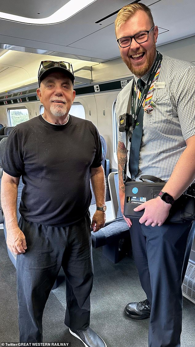 The American singer-songwriter, 75, cut a casual figure in an all-black ensemble as he got a sweet snap with a Great Western Railway worker on the London Paddington to Cardiff service