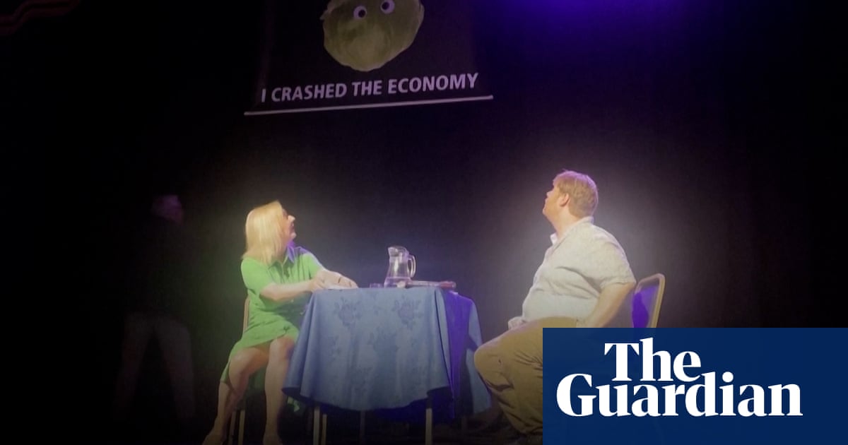 Liz Truss leaves stage over ‘I crashed the economy’ lettuce banner | Liz Truss