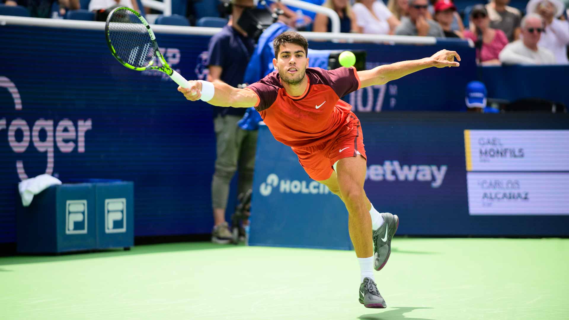 Carlos Alcaraz falls to Gael Monfils 4-6, 7-6(5), 6-4 in Cincinnati.