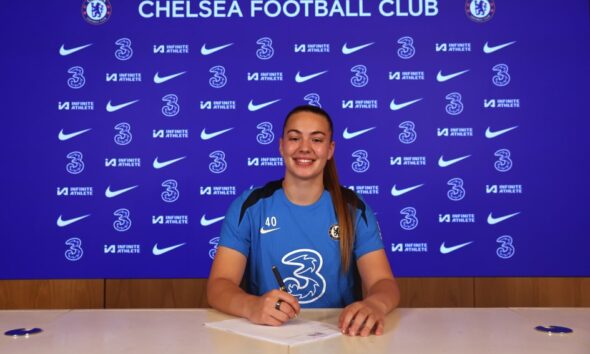 Chelsea Academy goalkeeper Katie Cox signs professional contract | News | Official Site