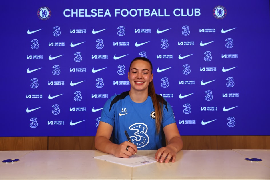 Chelsea Academy goalkeeper Katie Cox signs professional contract | News | Official Site