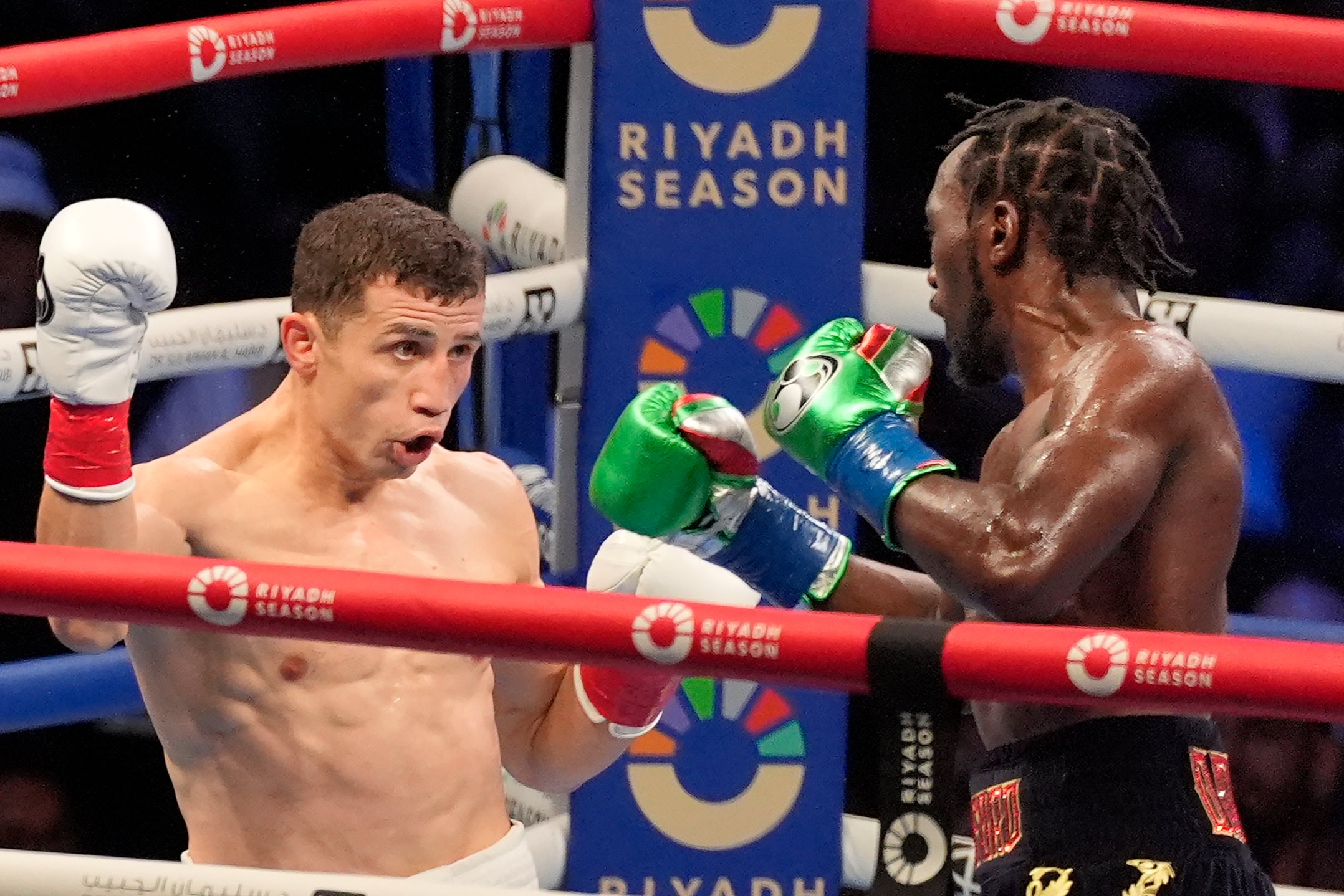 Terence Crawford (right) during his decision win over Israil Madrimov