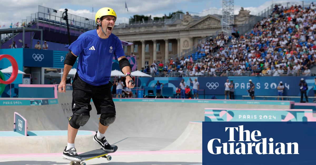 Iconic Andy Macdonald carries torch for 51-year-old men in cargo shorts | Paris Olympic Games 2024