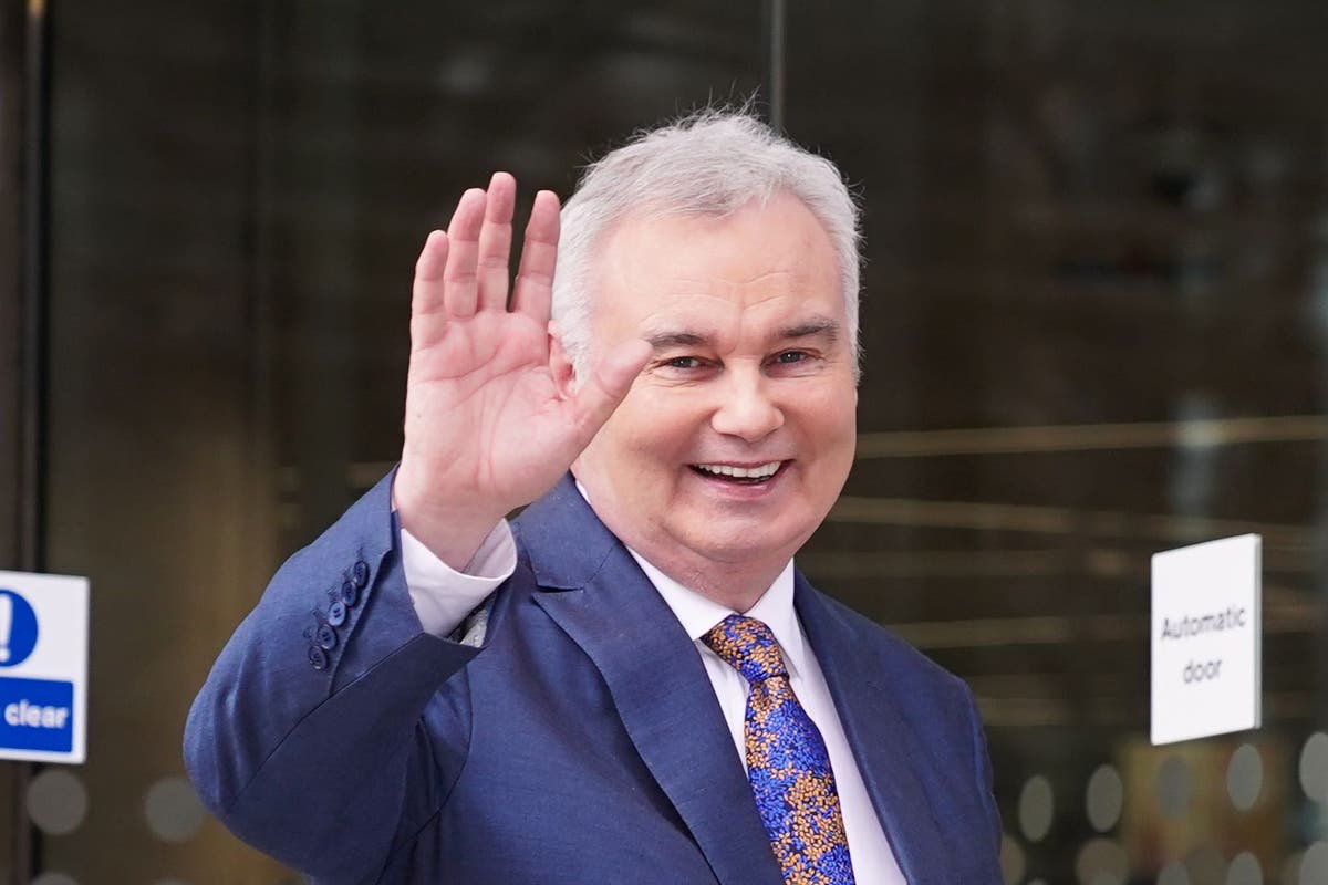 Why is Eamonn Holmes using a wheelchair? GB News presenter back from Mediterranean cruise