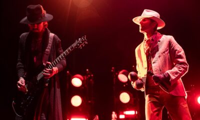 Perry Farrell Punches Dave Navarro Onstage at Jane's Addiction Concert