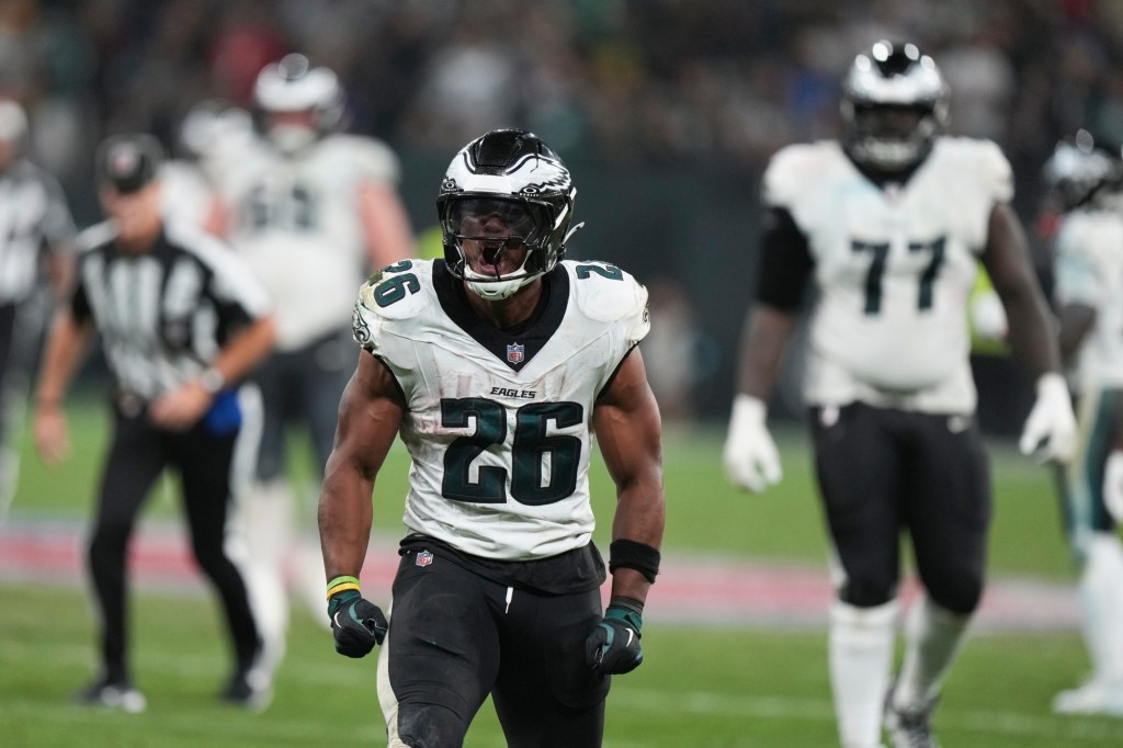 Saquon Barkley scores 3 TDs as Eagles beat Packers in Brazil