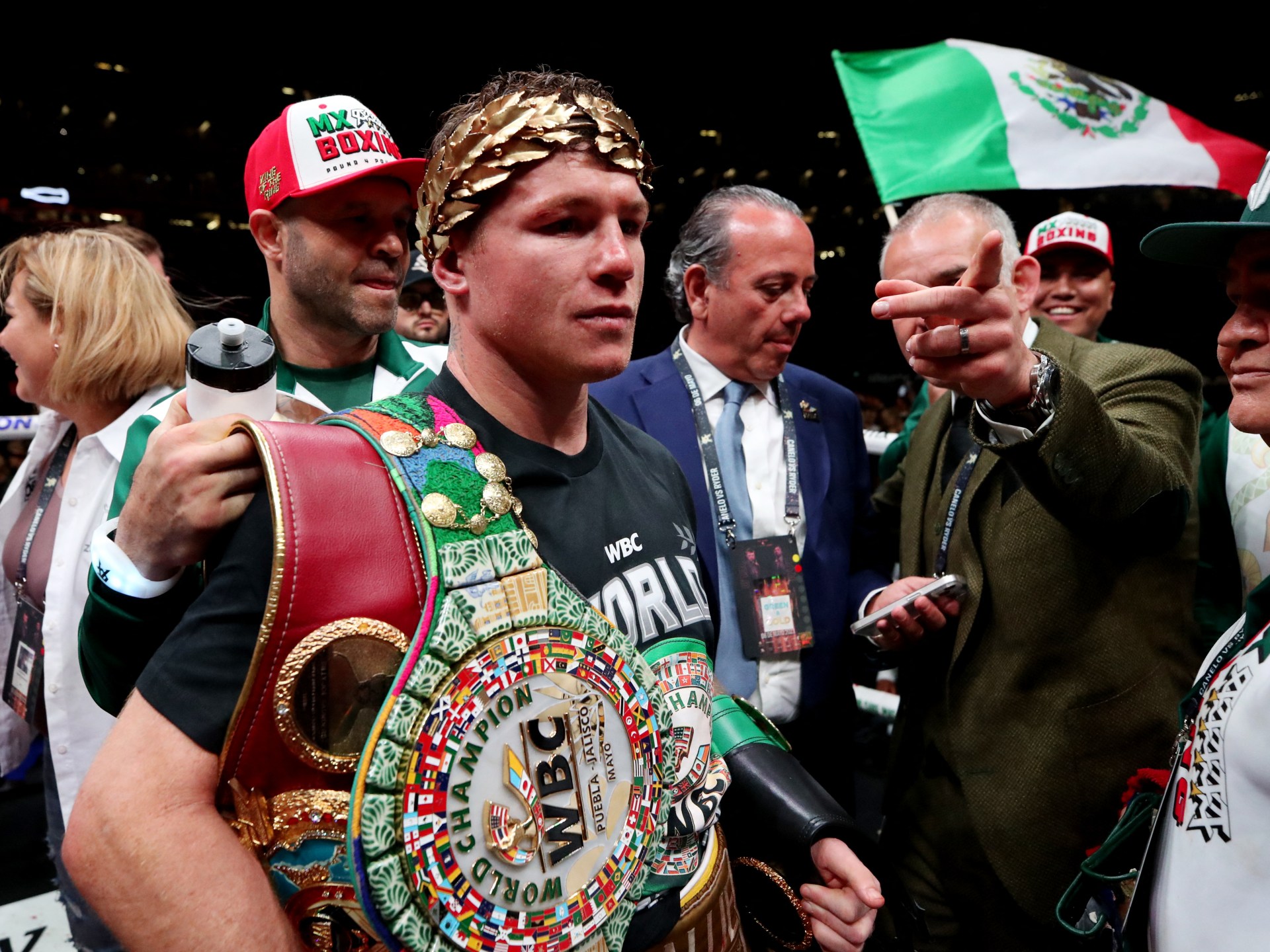 ‘Canelo’ Alvarez pummels Berlanga to retain super middleweight boxing belts | Boxing News