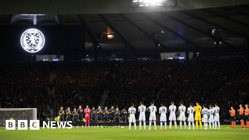 Scotland fans pay tribute to Alex Salmond with minute's applause