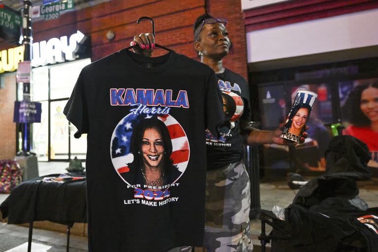 Merchandising de la candidata presidencial demócrata a la vicepresidenta Kamala Harris cerca de la Universidad Howard