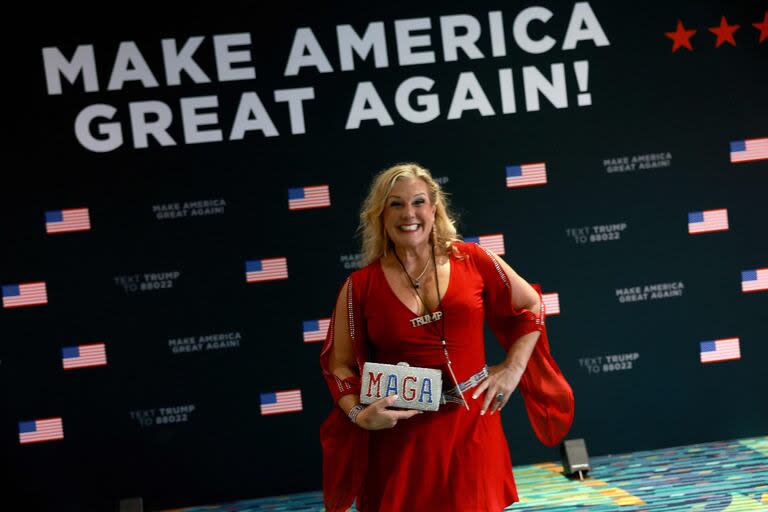 Michele V. llega a la fiesta de observación de la noche de las elecciones para el candidato presidencial republicano, el expresidente Donald Trump, en el Centro de Convenciones del Condado de Palm Beach 