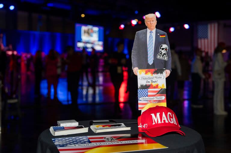 Carteles en un evento de la noche de las elecciones para el expresidente Donald Trump, el candidato presidencial republicano, en el Centro de Convenciones del Condado de Palm Beach en West Palm Beach, Florida