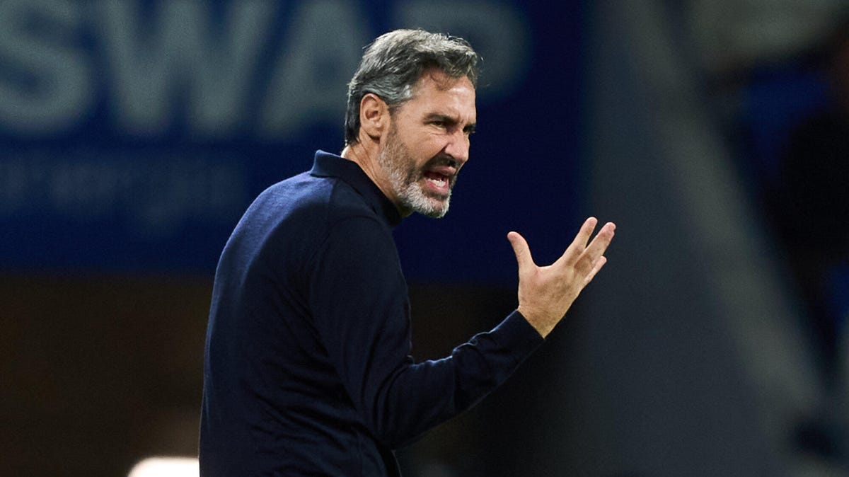 Osasuna  head coach Vicente Moreno shouting, gesturing with his right hand.