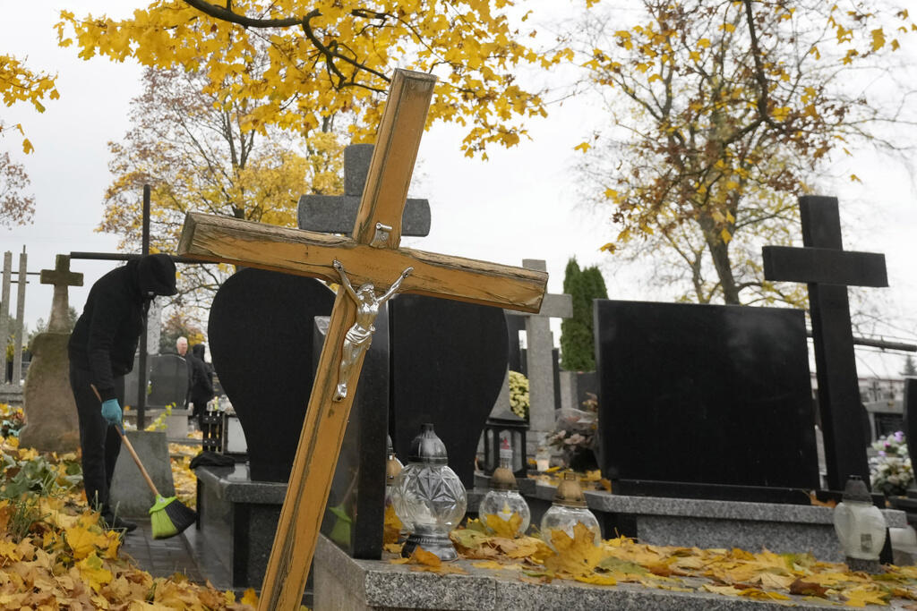 People prepare for All Saints' Day at the cemetery in Zakroczym, near Warsaw, Poland, Wednesday, Oct. 30, 2024. (AP Photo/Czarek Sokolowski)