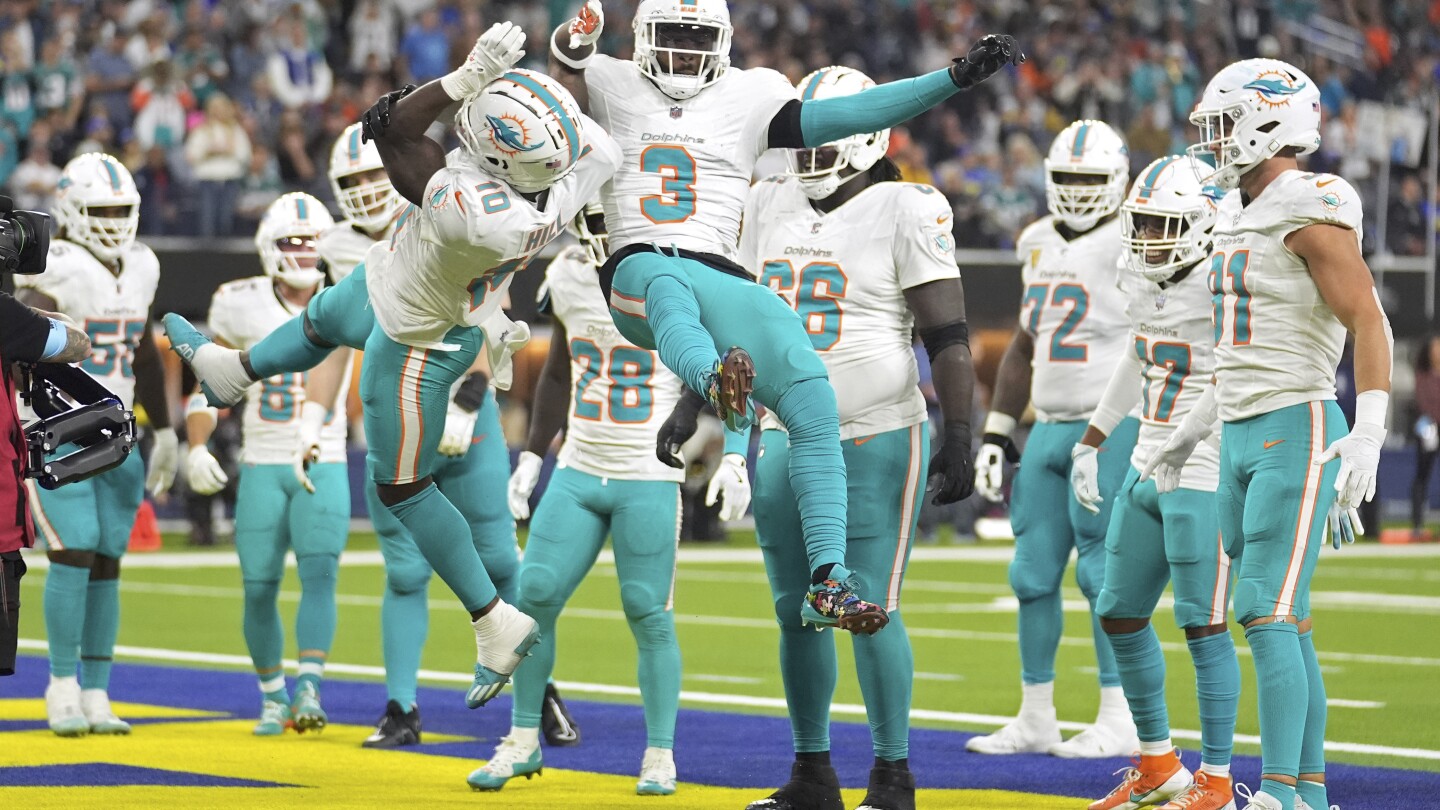 Tyreek Hill plays through wrist injury, scores to end touchdown drought in Dolphins' win over Rams