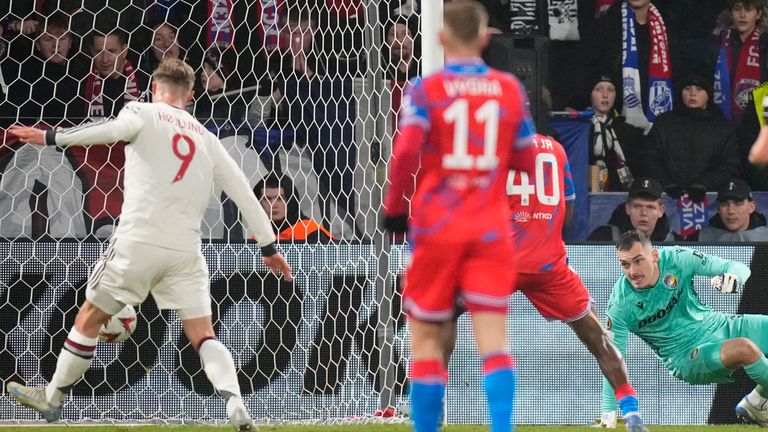 Manchester United's Rasmus Hojlund, left, scores his side's opening goal during the Europa League soccer match between Viktoria Plzen and Manchester United at the Doosan Arena in Plzen, Czech Republic, Thursday, Dec. 12, 2024. (AP Photo/Petr David Josek)