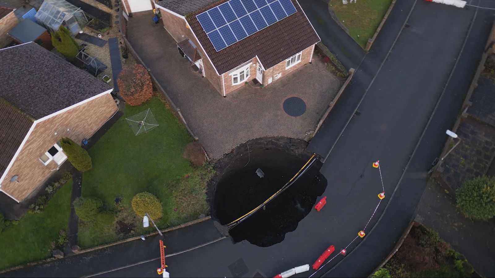 Huge 50ft sinkhole appears on Merthyr housing estate as homes evacuated