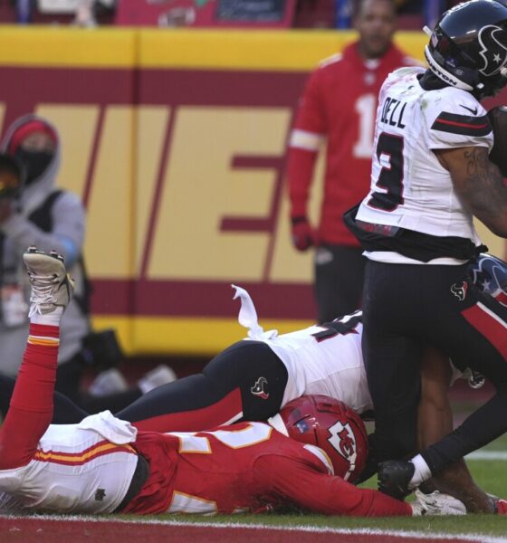 Texans WR Tank Dell hospitalized after severe knee injury on TD catch vs. Chiefs