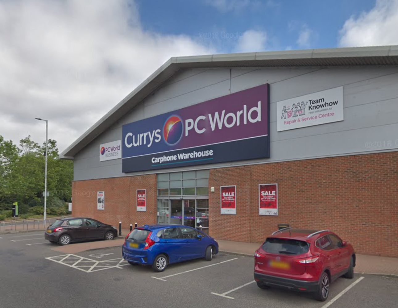 Thieves armed with bolt cutters raid Currys in Hemel Hempstead as police appeal for witnesses