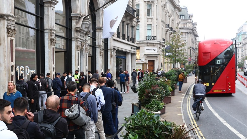 Central London District of Regent Street Evacuated Due to Bomb Scare