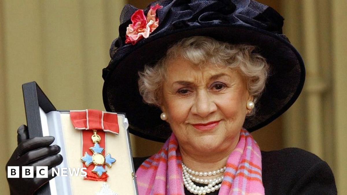 Dame Joan Plowright: Acting legend dies at 95