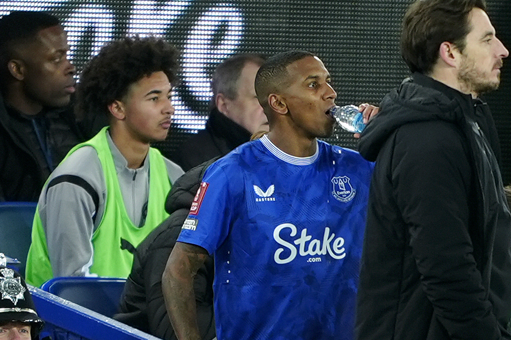 Darren Ferguson says Everton player ‘had a pop’ at him for leaving Ashley Young’s son on bench – KGET 17