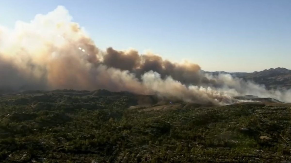 Evacuations ordered for brush fire in West Hills area – NBC Los Angeles