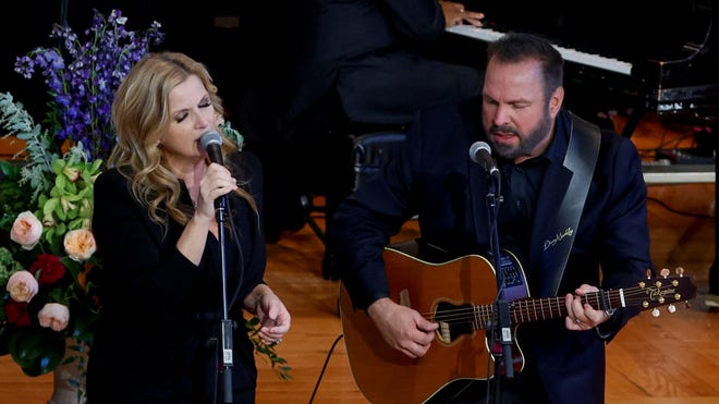 Garth Brooks, Trisha Yearwood perform at Jimmy Carter's funeral